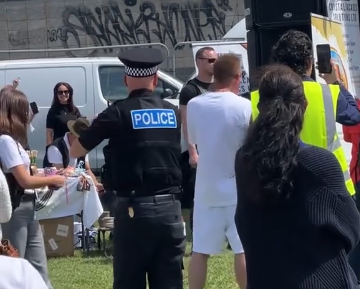 Politist britanic surprins cand danseaza pe melodia „Bautura, bautura si manele”