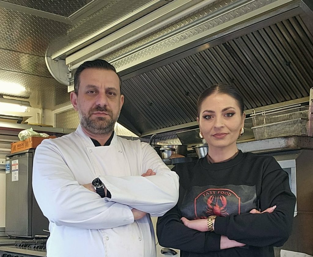 Romanii care au cucerit Essex-ul cu o rulota in care gatesc fructe de mare