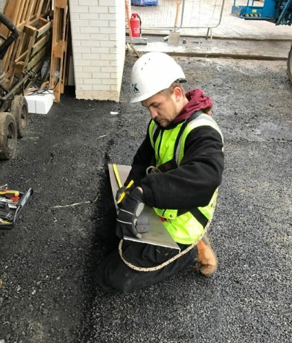 „Mi-am vandut laptopul ca sa imi cumpar scule de munca, sa pot lucra ilegal in Londra”
