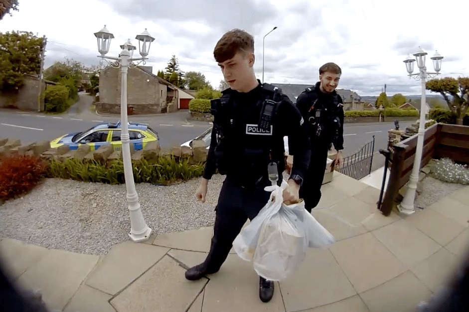 Politisti britanici livreaza mancare pentru Just Eat dupa ce l-au arestat pe soferul livrator