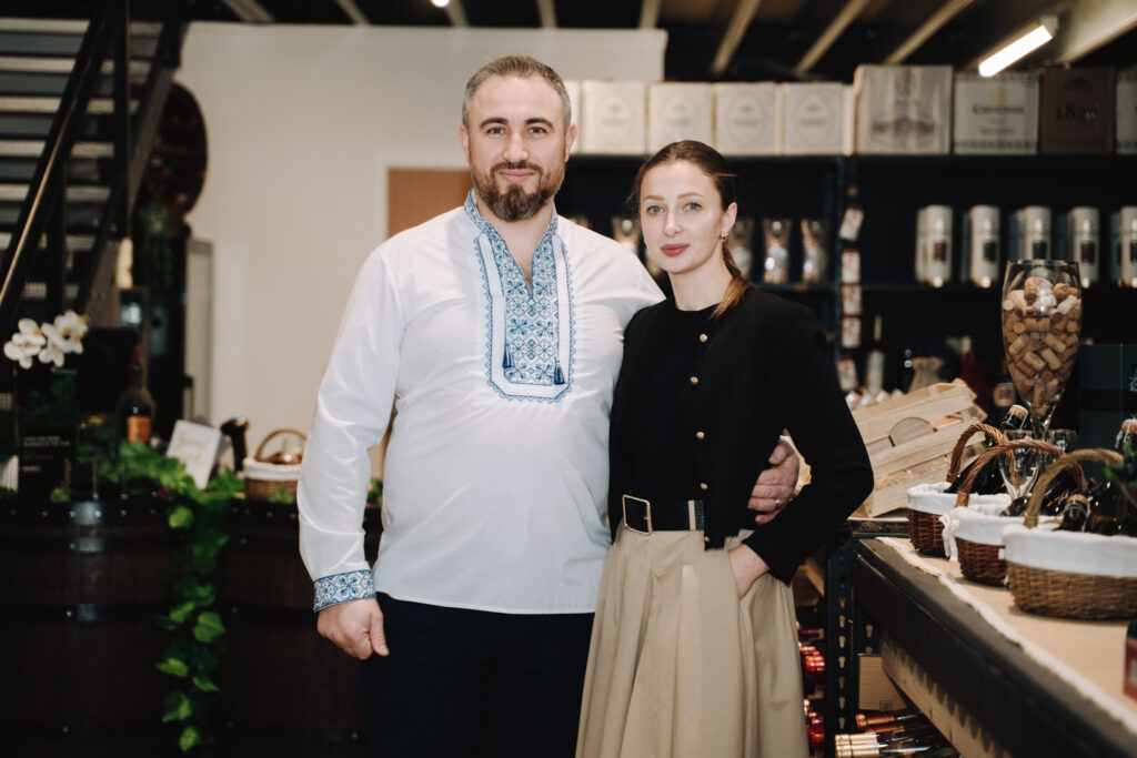 Un oltean si o moldoveanca au deschis primul shop de vinuri moldovenesti din Anglia