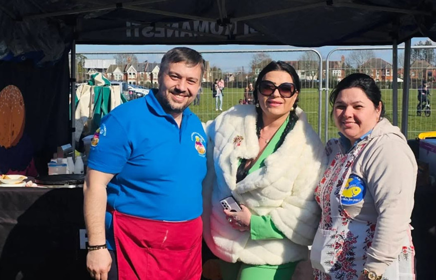 Excavatoristul care face papanasi in centrul orasului Hemel Hempstead