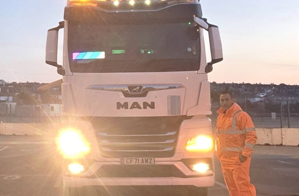 Un roman a blocat „autostrada” in Anglia ca sa salveze un cățel